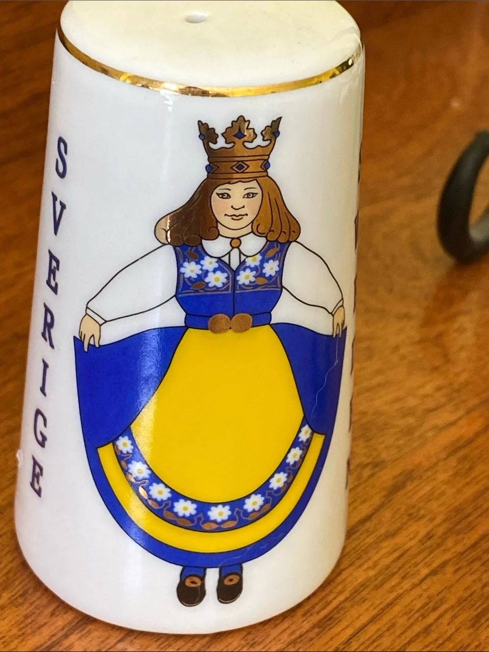 Salt Pepper Shaker Sweden Schweden Traditional Costume Gold Trim - Picture 5 of 7